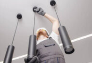 Zapojenie lustra sa môže zdať ako náročná úloha, ale so správnymi nástrojmi a znalosťami možno túto úlohu bezpečne a úspešne vykonať.